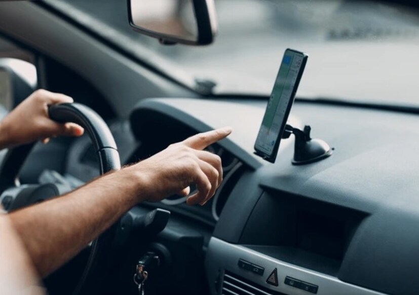 Waze अ&#x200d;ॅप : Waze हे एक नेव्हिगेशन अ&#x200d;ॅप आहे जे नकाशे, ट्रॅफिक आणि स्पीड कॅमेरा लोकेशन प्रदान करते. हे अ&#x200d;ॅप गुगल आणि iOS दोन्ही प्लॅटफॉर्मवर उपलब्ध आहे. यूझर्सना मार्गावरील रहदारी, रस्त्यावरील अडथळे आणि स्पीड कॅमेऱ्यांबद्दल पहिलेच नोटिफिकेशन मिळतात. हे अ&#x200d;ॅप पूर्णपणे मोफत आहे आणि लाखो लोकांनी ते डाउनलोड केले आहे.