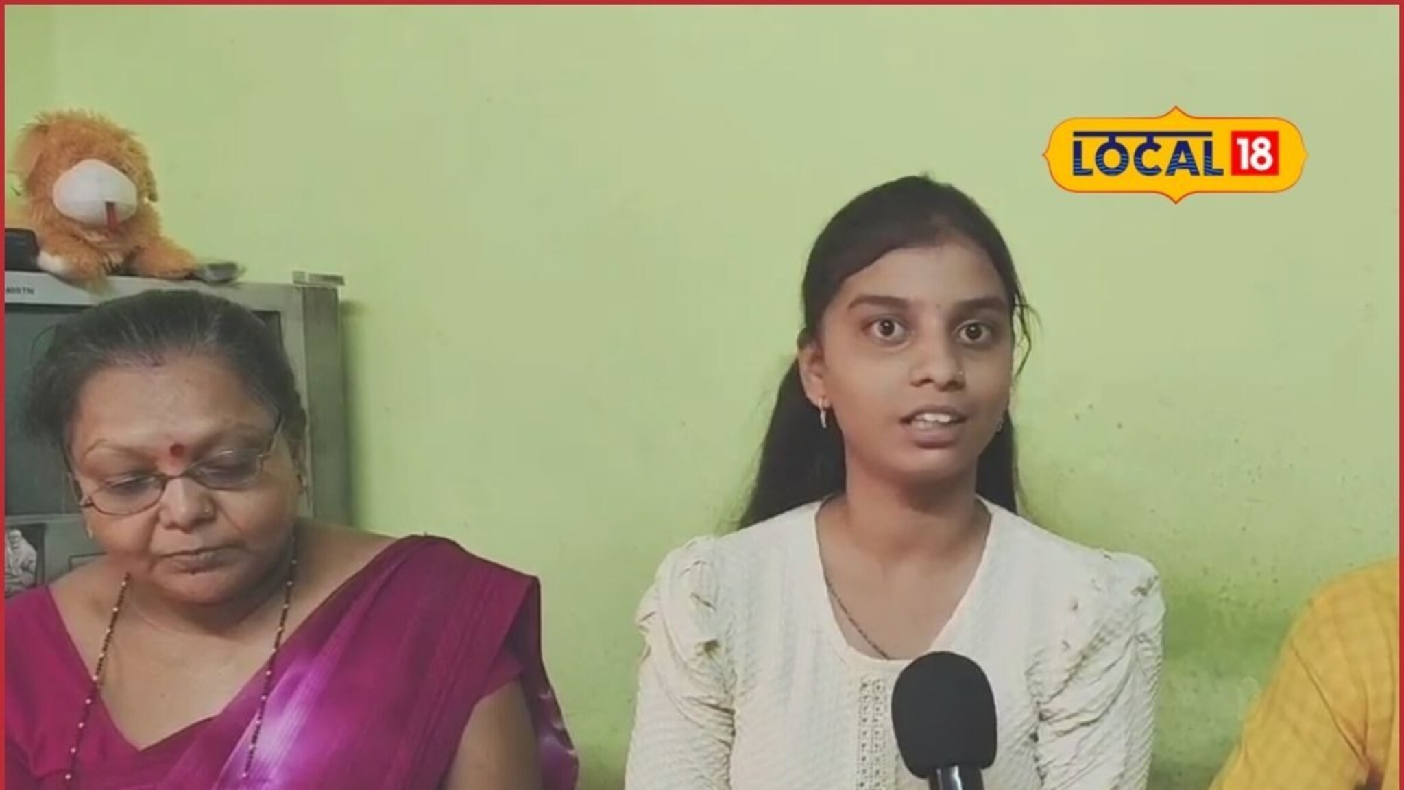 SSC Result: लेकीनं पांग फेडलं, 10 बाय 10 च्या खोलीत राहून अभ्यास, 100 टक्के घेऊन दहावी पास!