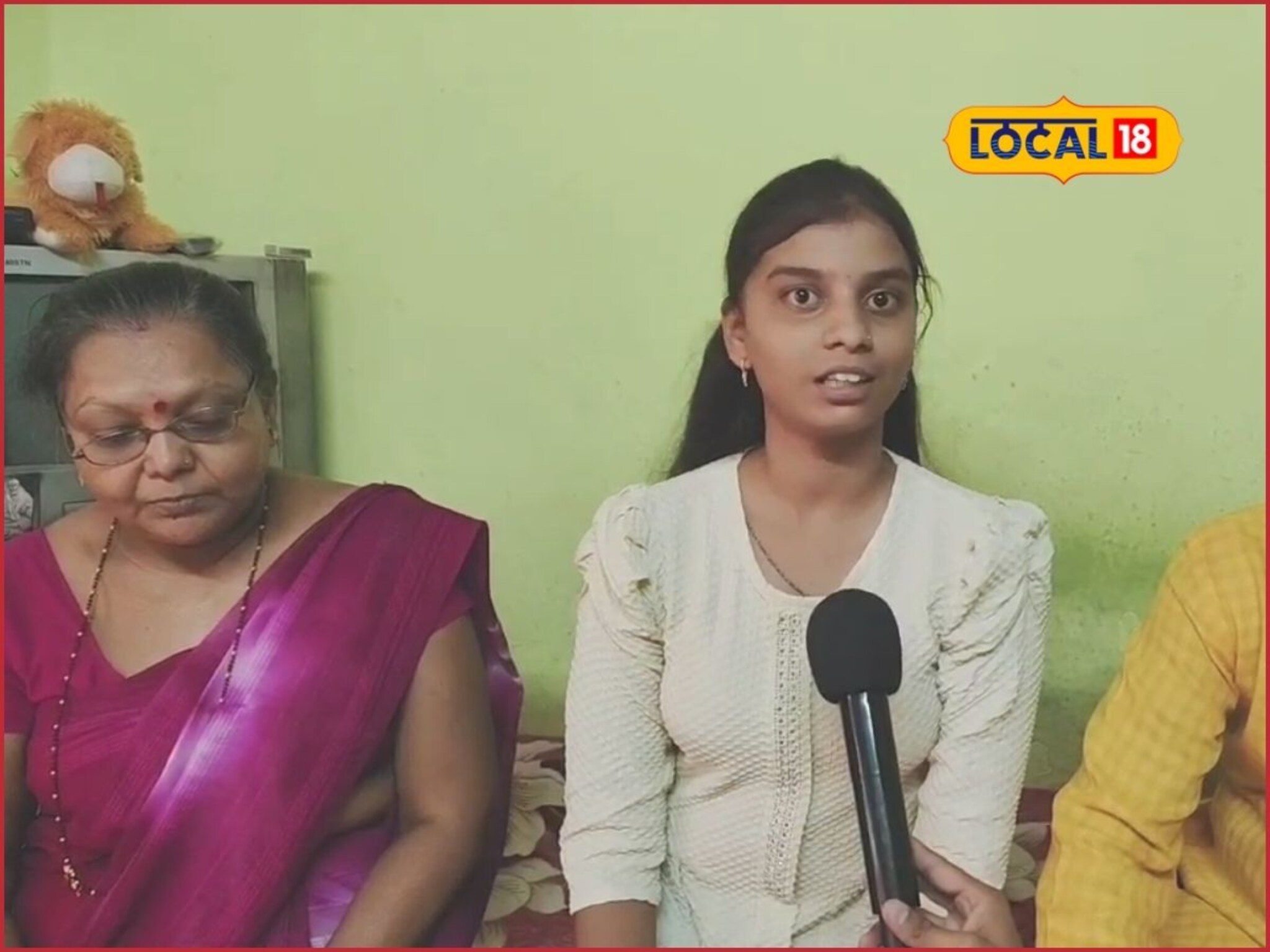 SSC Result: लेकीनं पांग फेडलं, 10 बाय 10 च्या खोलीत राहून अभ्यास, 100 टक्के घेऊन दहावी पास!