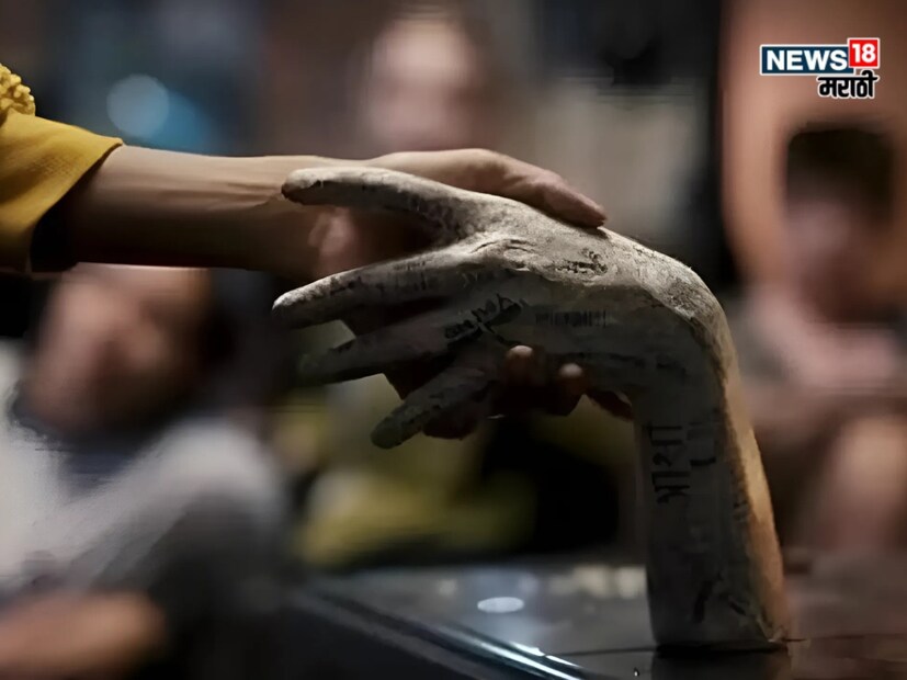 'टॉक टू मी' ची कथा सुरुवातीला रंजक वाटते, पण लवकरच ती एक खतरनाक वळण घेते. काही मित्र एका गंभीर खेळात अडकतात. हा खेळ त्यांना आत्म्यांशी संपर्क साधण्याची संधी देतो.