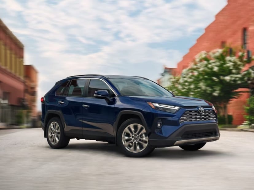 toyota RAV4 मध्ये त्यांचे सिग्नेचर “हॅमरहेड” डिझाइन दिले आहे. यात सी-आकाराचे एलईडी हेडलाइट्स आहेत ज्यात पूर्ण लांबीचा लाइटबार आहे जो एलईडी टेललाइट्ससह एकत्रित केला आहे. जपानी ब्रँडने एसयूव्हीच्या ऑफ-रोड-व्हेईकल समोर ठेवून तयार केली आहे.  ज्यामध्ये रूफ रेल, ६-स्पोक ब्लॅक अलॉय व्हील्स आणि मॅट ब्लॅक एलिमेंट्ससह एक मजबूत फ्रंट बंपर आहे. 