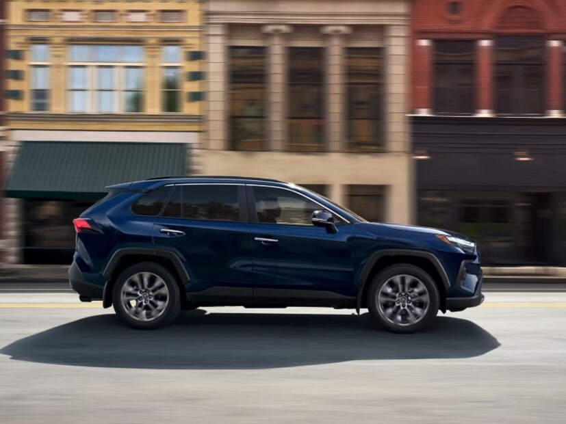 टोयोटा RAV4 मध्ये नवीन लँड क्रूझर प्राडो प्रमाणेच एअर व्हेंट्स डिझाइन, स्टीअरिंग व्हील डिझाइन आणि ऑफ-रोड फोकस्ड इंटीरियर स्टाइलिंग मिळू शकते. यात मोठी स्क्रीन सेटअप, वायरलेस चार्जिंग, नवीन ऑटोमॅटिक क्लायमेट सिस्टम कंट्रोल इत्यादी मिळण्याची शक्यता आहे. 