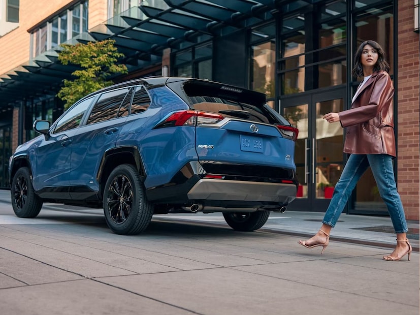 टोयोटाने नेक्स्ट जनरेशन म्हणून RAV4 ही नवीन एसयूव्ही १ मे रोजी लाँच करणार आहे.  RAV4 बद्दल अनेक चर्चा आणि टीझर होते, परंतु आता प्रतीक्षा संपली आहे. लाँचिंगपूर्वी टोयोटाने काही टीझर  जारी केले होते.  ज्या नवीन RAV4 ची झलक दिसली.