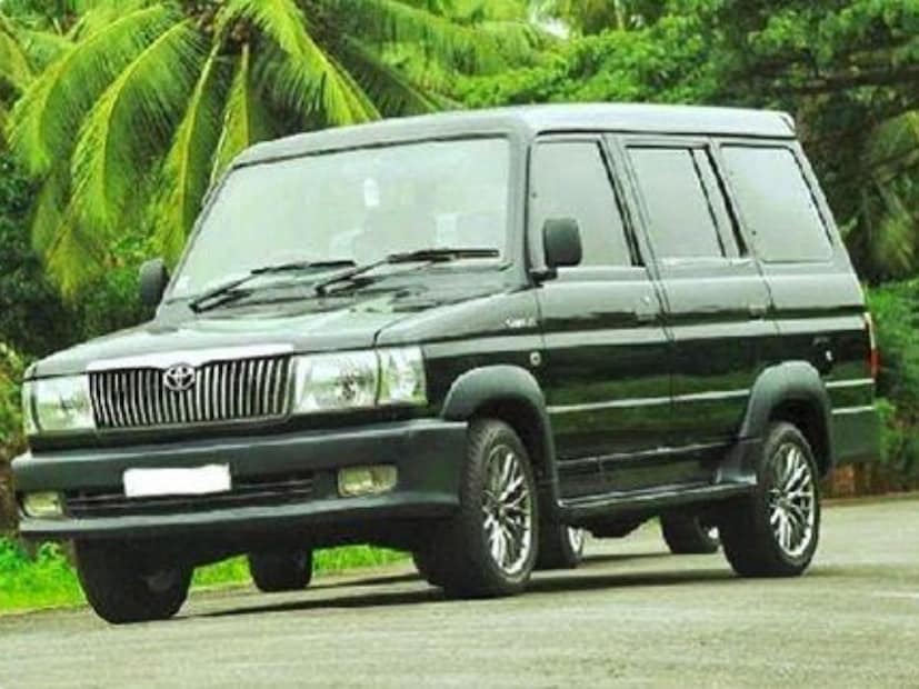 toyota qualis हे नुसतं नाव नव्हतं तर फॅमिली आणि ट्रव्हल्स व्यवसायामध्ये एक विश्वासाचं स्थान होतं. आजही ही गाडी ज्यांच्याकडे आहे त्यांनी ती जपून ठेवली आहे. या कारचं इंजिन आणि आतलं इंटिरिअर हे आरामदायक असचं होतं. त्यामुळे ही कार अल्पावधीत हीट झाली. ही फॅमिली एसयूव्ही म्हणून बाजारात लाँच करण्यात आली होती. त्या वेळी महिंद्रा स्कॉर्पिओ आणि टाटा सुमोसारख्या कारची कारची विक्री फारशी नव्हती. त्या कार तोट्यात होत्या. त्या वेळी दरवर्षी क्वालिसच्या एक लाख युनिट्सची विक्री होत असे. यावरून तिची लोकप्रियतेचा अंदाज तुम्हाला आला असेल.
