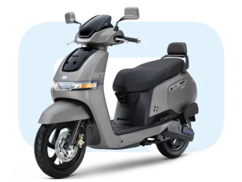 अपडेटेड iQube ST ची किंमत 3.5kWh बॅटरी असलेली  स्कुटरची किंमत 1.28 लाख रुपये इतकी असणार आहे. तर 5.3kWh बॅटरी असलेली iQube स्कूटरची किंमत  1.59 लाख रुपये असणार आहे. 