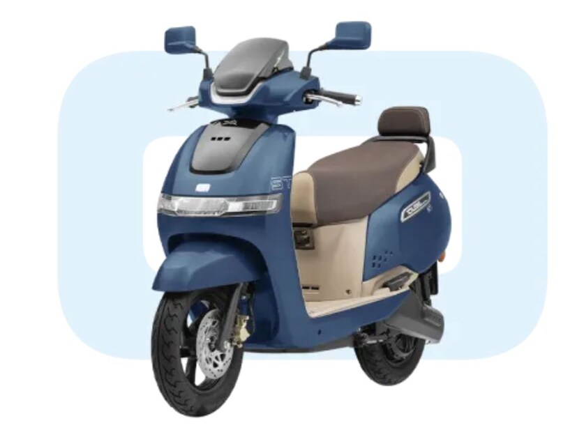 TVS सध्या अनेक ईलेक्ट्रिक उत्पादनावर काम करत आहे. TVS आता एंट्री लेव्हल इलेक्ट्रिक स्कुटर लाँच करण्याच्या तयारीत आहे. ही स्कुटर दिवाळीच्या दरम्यान लाँच होण्याची शक्यता आहे. नवीन TVS इलेक्ट्रिक स्कूटर ही  iQube ला खाली असणार आहे. नवीन बजेट-फ्रेंडली इलेक्ट्रिक स्कूटरची एक्स-शोरूम किंमत 90,000 रुपयांपेक्षा कमी होण्याची शक्यता आहे. असा अंदाज आहे की, या स्कुटरमध्ये 2.2 kWh ची बॅटरी असणार आहे. त्यामुळे एकदा चार्ज केल्यावर जवळपास 70-80Km इतकी रेंज मिळेल. 