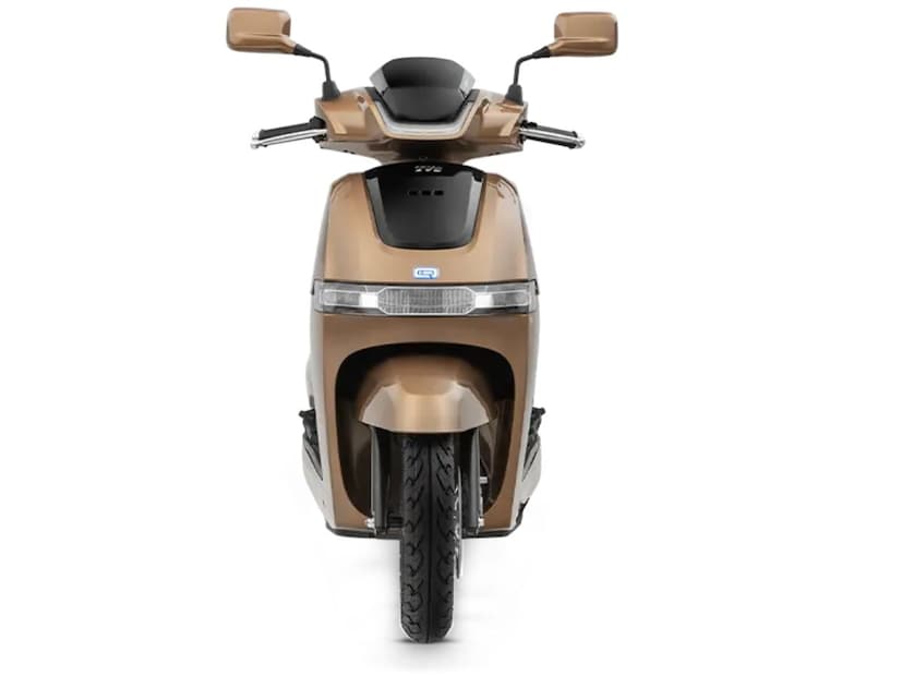तर, TVS ने ओला इलेक्ट्रिकला फक्त २७ युनिट्सने मागं टाकलं. कंपनीने १९,७३६ युनिट्सची विक्री केली. ३० एप्रिल रोजी अक्षय्य तृतीयेला १,५३४ युनिट्सची वाढ झाली. सुमारे २२% बाजार हिस्सा असलेल्या, टीव्हीएसने कोणत्याही दुचाकी ईव्ही कंपनीने एका दिवसात सर्वाधिक विक्री नोंदवली.
