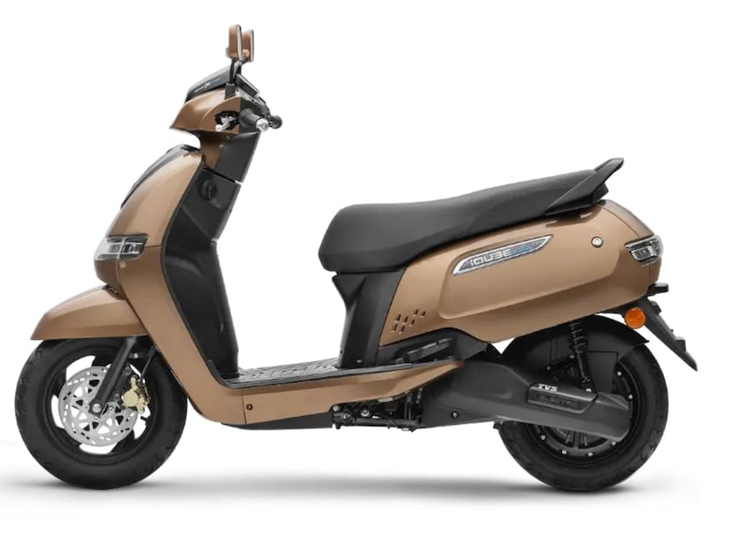 TVS iQube : इलेक्ट्रिक २.२kWh बॅटरी असलेल्या TVS iQube इलेक्ट्रिक स्कूटरची किंमत 84, 999 रुपये (एक्स-शोरूम) पासून सुरू होते. एकदा पूर्ण चार्ज केल्यावर ७५ किमी चालते. तर ०-८०% चार्जिंग वेळ २ तास ४५ मिनिटे आहे.