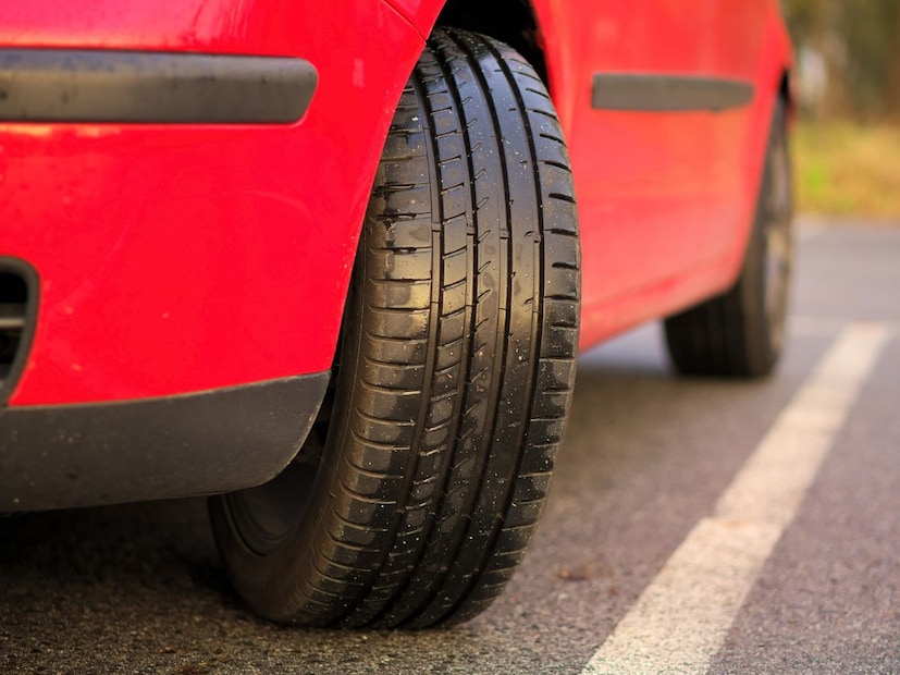 नियमितपणे टायरचं प्रेशर चेक करा : आम्ही सांगितल्याप्रमाणे, हिवाळ्याच्या हंगामात टायरचा दाब वेगाने कमी होतो, ज्यामुळे टायर जलद खराब होतो. थंडीच्या हंगामात आठवड्यातून किमान एकदा टायरचा दाब तपासण्याची शिफारस केली जाते. योग्य दाब टायरचे आयुष्य वाढवतो आणि इंधन कार्यक्षमता देखील सुधारते.