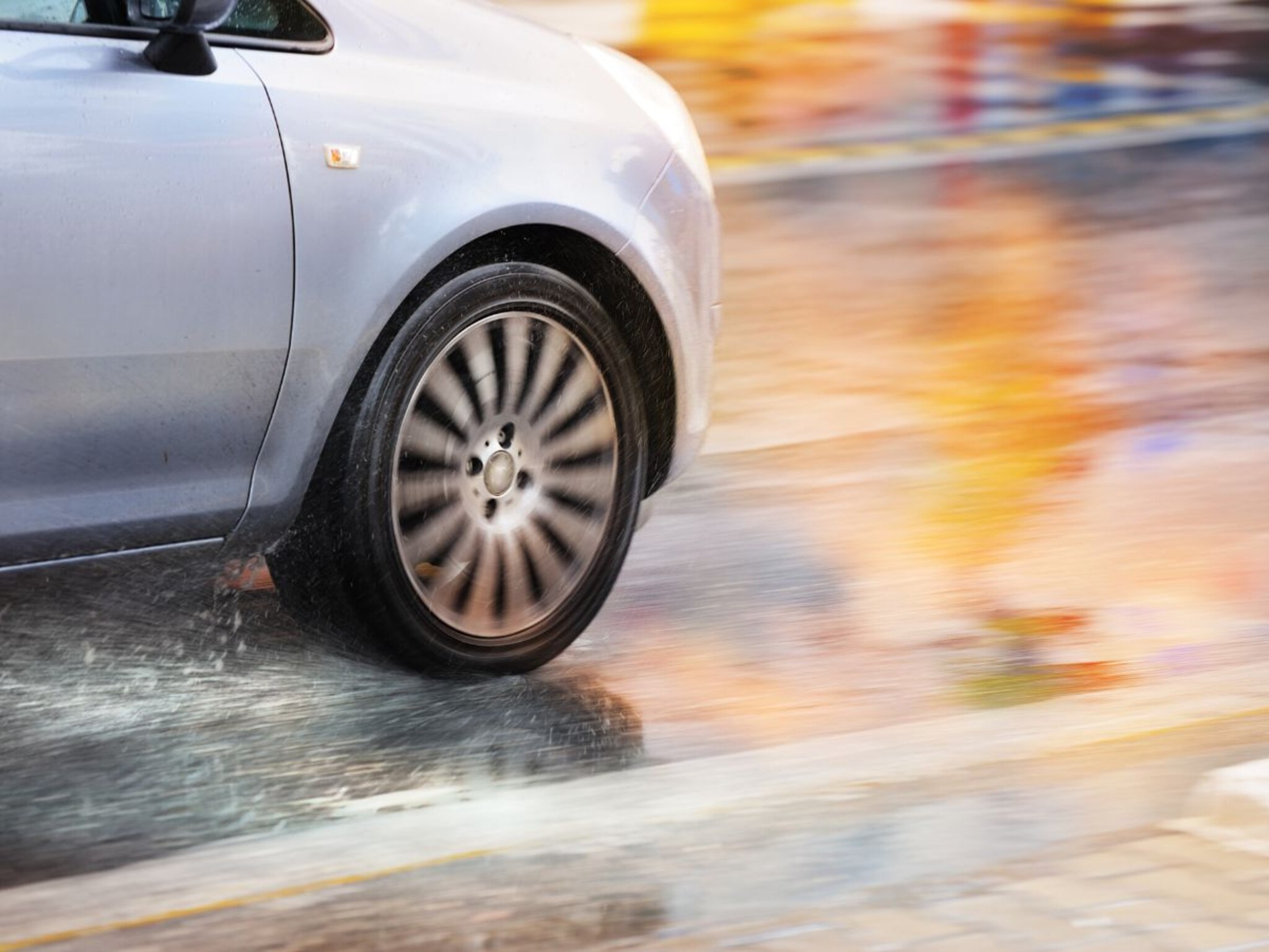 Rain Vs Cars:..तेंव्हा कारचं टायर हे रस्ता सोडून हवेत असतं, पावसाळ्यातली सगळ्यात डेंजर थेअरी!