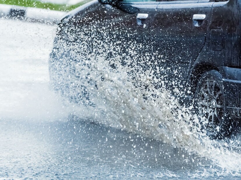 आणखी एक महत्त्वाचं कारण म्हणजे,  ॲक्वाप्लॅनिंग (Aquaplaning) आणि  हायड्रोप्लॅनिंग (Hydroplaning). आता या प्रकारामध्ये पावसात रस्त्यावर पाणी साचलेलं असतं. अशावेळी जेव्हा कार वेगाने या पाण्याच्या थरावरून जाते, तेव्हा टायर आणि रस्त्यामधील पाण्याचा दाब इतका वाढतो की, टायरचा रस्त्याशी संपर्क तुटतो. यामुळे टायर रस्त्यावर 'तरंगू' लागतं आणि गाडीवरील नियंत्रण सुटतं. हीच परिस्थिती ॲक्वाप्लॅनिंग. अशा वेळी ब्रेक दाबलं किंवा अचानक स्टिअरिंग फिरवली तर गाडी घसरून पलटी होण्याची दाट शक्यता असते.
