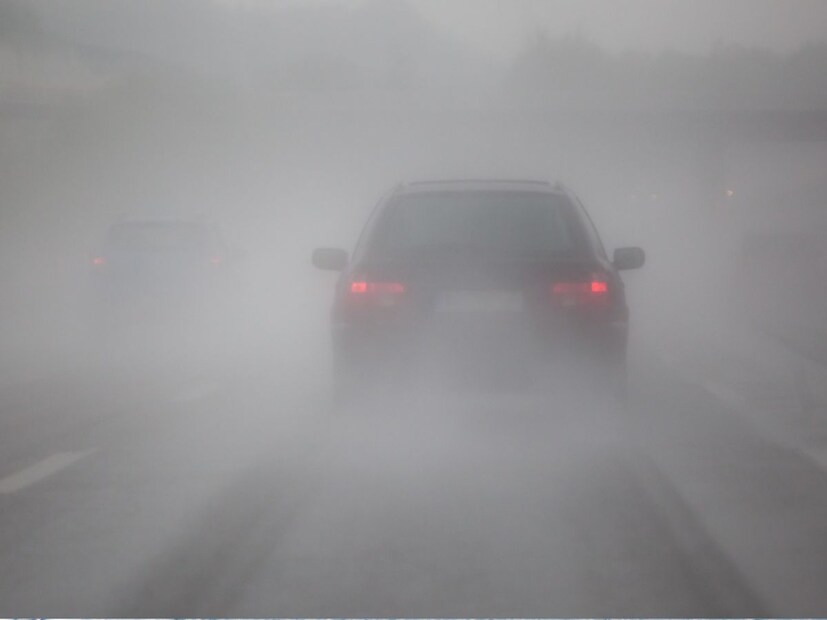 पावसाळ्यात जास्त वेगात गाडी चालवू नका, कारण रस्त्यावर  दृश्यमानता (visibility) पावसामुळे कमी होते. अशावेळी स्पीडमध्ये जर वाहन चालवत असाल आणि अचानक ब्रेक मारण्याची वेळ आली तर गाडी अनियंत्रित होते. ज्यामुळे कार पलटी होऊ शकते.   