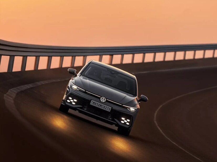 भारतात लाँच झालेल्या Volkswagen Golf GTI मध्ये  2-लिटरचं TSI इंजिन दिलं आहे. जे तब्बल  265bhp इतकी  पॉवर देईल आणि  370Nm चा पीक टॉर्क जनरेट करले.  गोल्फ GTI  0-100kph स्पिड फक्त 5.9 सेकंदात पार करते. 