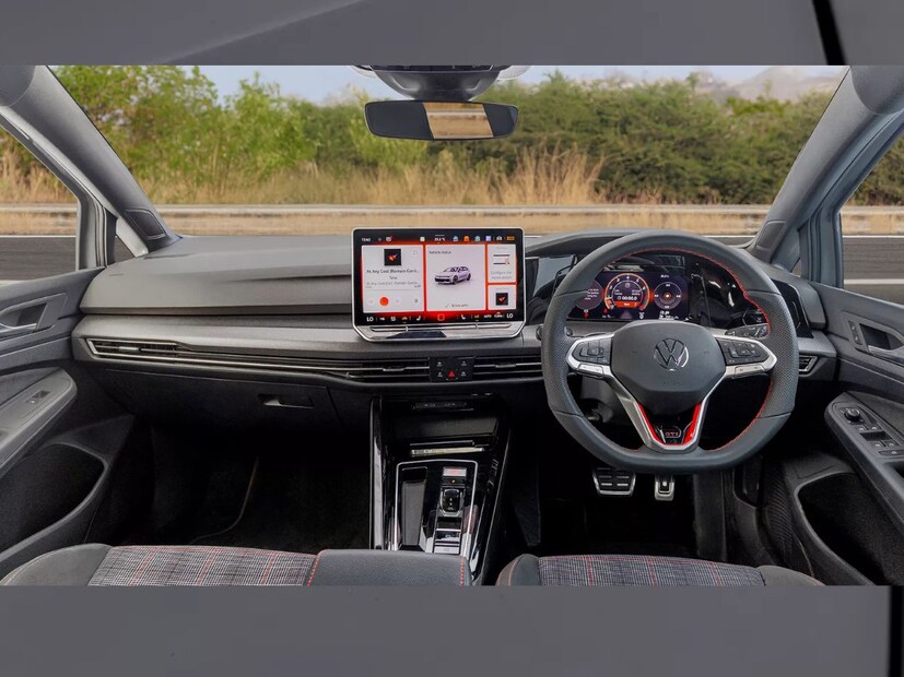 Volkswagen Golf GTI ही एक रेसिंग कारची बरोबरी करणारी दमदार अशी कार आहे. या कारच्या केबिनमध्ये  GTI बॅजसहलेदर-रॅप्ड स्पोर्ट्स स्टीयरिंग व्हिल, पॅडल शिफ्टर्स, 12.9-इंच टचस्क्रीन आणि 10.25-इंच ड्रायव्हर डिस्प्ले (VW स्पिक डिजिटल कॉकपिट प्रो) सारखे फिचर्स दिले आहे.