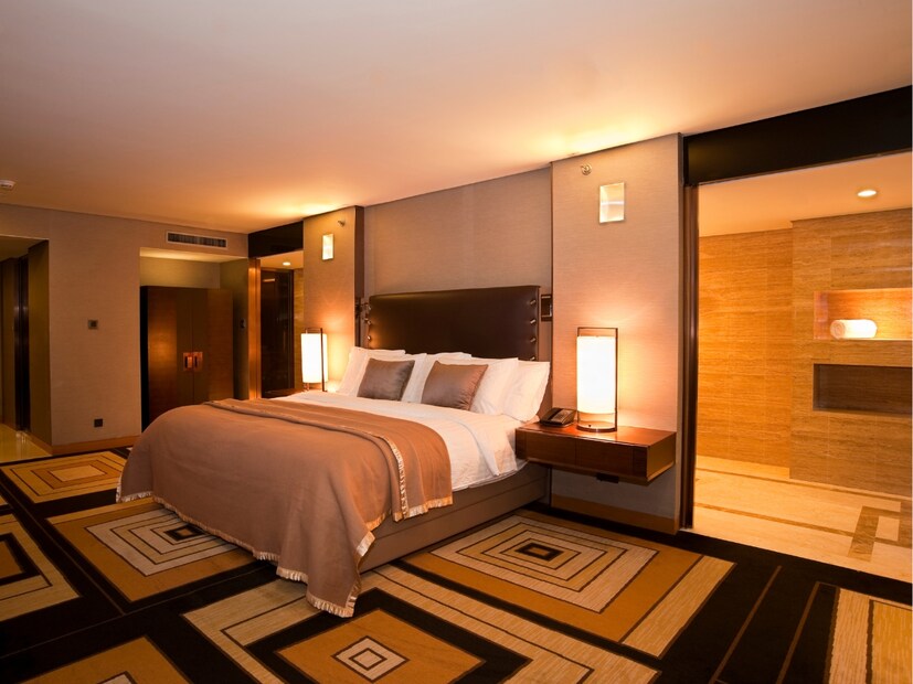  रूममधील टेबलवर कॉफी आणि चहाचे सॅशे (पॅकेट्स) असतात. हॉटेल जितकं महाग असेल, तितके जास्त फायदे ग्राहकांना मिळतात. अनेकदा काही लोक हॉटेलमधून अनेक वस्तू आपल्यासोबत घेऊन जातात. काही लोक या वस्तूंना स्वतःच्या समजून बॅगेत टाकतात, पण बहुतेक लोकांना भीती वाटते किंवा संकोच वाटतो. अशा परिस्थितीत, हॉटेलमधून कोणत्या वस्तू घेऊन जाता येतात, हे जाणून घेणे महत्त्वाचे आहे, जेणेकरून नंतर कोणतीही मोठी समस्या उद्भवू नये.