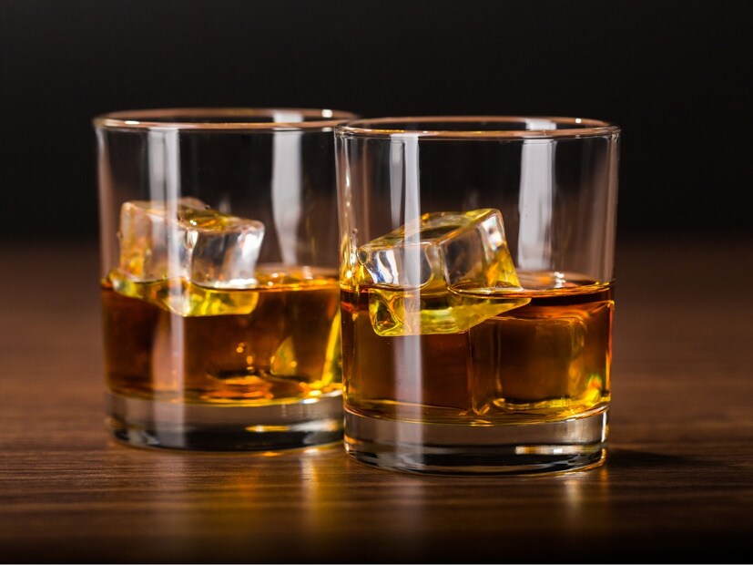 भारतात दारूचा मोठा व्यवसाय आहे. अनेक राज्यांमध्ये दारूबंदी असली, तरी बहुतांश राज्यांच्या महसुलात दारूवरील करांचा मोठा वाटा असतो. भारतात दारू पिण्याचे कायदेशीर वय 18 वर्षे आहे, पण अनेक राज्यांमध्ये ते 21, 22 किंवा 25 वर्षे देखील आहे. फक्त या वयाचे लोकच दारू खरेदी करू शकतात, पण जगात एक असा देश आहे, जिथे दारू पिण्यासाठी विचित्र नियम बनवले आहेत.  भारतात दारूचा मोठा व्यवसाय आहे. अनेक राज्यांमध्ये दारूबंदी असली, तरी बहुतांश राज्यांच्या महसुलात दारूवरील करांचा मोठा वाटा असतो. भारतात दारू पिण्याचे कायदेशीर वय 18 वर्षे आहे, पण अनेक राज्यांमध्ये ते 21, 22 किंवा 25 वर्षे देखील आहे. फक्त या वयाचे लोकच दारू खरेदी करू शकतात, पण जगात एक असा देश आहे, जिथे दारू पिण्यासाठी विचित्र नियम बनवले आहेत.