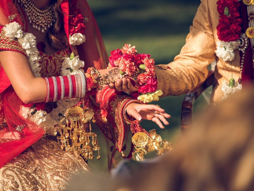  सोनाम रघुवंशी आणि राजा रघुवंशी यांच्या हनिमूनवरून अचानक बेपत्ता झाल्याची बातमी खूप चर्चेत होती. हे नवविवाहित जोडपं कुठे गेलं, याची सगळ्यांनाच काळजी लागली होती. शिलॉंगच्या दऱ्यांमध्ये अचानक गायब झालेल्या या जोडप्याबद्दलची पुढची माहिती मात्र धक्कादायक होती. राजाचा मृतदेह खड्ड्यात सापडला.