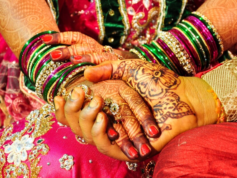 विवाह म्हणजे दोन व्यक्तींचं एकत्र येणं, इतकंच काय ते आपल्याला माहीत आहे. पण समाजात विवाहाचे वेगवेगळे प्रकार आहेत, हे तुम्हाला माहीत आहे का? विशेषतः गेल्या काही वर्षांत तुम्ही 'पॉलिगॅमी' (बहुपत्नीत्व), 'बिगॅमी' (द्विपत्नीत्व), 'मोनोगॅमी' (एकपत्नीत्व) हे शब्द ऐकले असतील. हे सर्व समाजात प्रचलित असलेले विवाहाचे प्रकार आहेत. पण हिंदू धर्मातही विवाहाचे वेगवेगळे प्रकार होते, हे तुम्हाला माहीत आहे का? अस्तित्वात असलेल्या हिंदू विवाहाच्या विविध प्रकारांबद्दलची माहिती आपण जाणून घेऊया...  विवाह म्हणजे दोन व्यक्तींचं एकत्र येणं, इतकंच काय ते आपल्याला माहीत आहे. पण समाजात विवाहाचे वेगवेगळे प्रकार आहेत, हे तुम्हाला माहीत आहे का? विशेषतः गेल्या काही वर्षांत तुम्ही 'पॉलिगॅमी' (बहुपत्नीत्व), 'बिगॅमी' (द्विपत्नीत्व), 'मोनोगॅमी' (एकपत्नीत्व) हे शब्द ऐकले असतील. हे सर्व समाजात प्रचलित असलेले विवाहाचे प्रकार आहेत. पण हिंदू धर्मातही विवाहाचे वेगवेगळे प्रकार होते, हे तुम्हाला माहीत आहे का? अस्तित्वात असलेल्या हिंदू विवाहाच्या विविध प्रकारांबद्दलची माहिती आपण जाणून घेऊया...