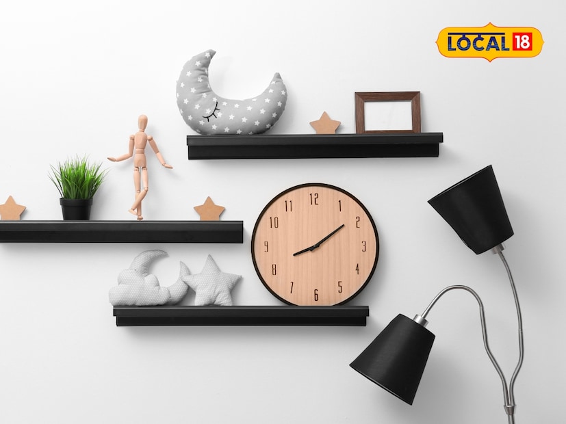 वास्तुशास्त्रानुसार घरातील सकारात्मक ऊर्जा आणि सौख्य वाढवण्यासाठी भिंतीवर घड्याळ लावताना दिशा आणि आकार यांची योग्य निवड करणं गरजेचं असतं. वास्तुशास्त्रात पूर्व आणि उत्तर दिशा शुभ मानल्या जातात. या दिशांना घड्याळ लावणं घरात सुख-समृद्धी आणि यश वाढवायला मदत करतं.  वास्तुशास्त्रानुसार घरातील सकारात्मक ऊर्जा आणि सौख्य वाढवण्यासाठी भिंतीवर घड्याळ लावताना दिशा आणि आकार यांची योग्य निवड करणं गरजेचं असतं. वास्तुशास्त्रात पूर्व आणि उत्तर दिशा शुभ मानल्या जातात. या दिशांना घड्याळ लावणं घरात सुख-समृद्धी आणि यश वाढवायला मदत करतं.