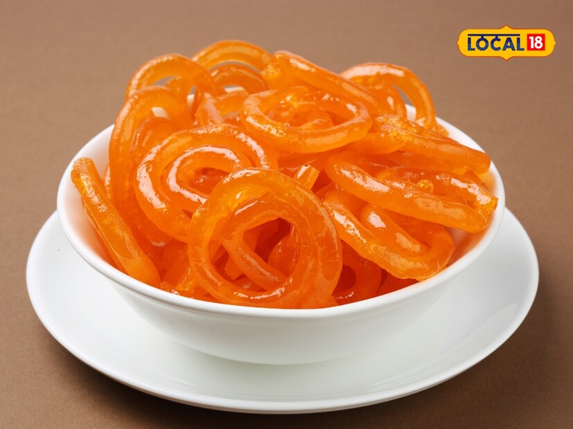  आपल्यापैकी अनेकांना जिलेबी खूप आवडते. साखरेच्या पाकात बुडवलेली, गरमागरम जिलेबी दिसायला तर सुंदर असतेच, पण ती आरोग्यासाठीही खूप फायदेशीर मानली जाते. जिलेबी फक्त एकाच नाही, तर अनेक आजारांवर रामबाण उपाय आहे. शरीरातील अनेक समस्यांवर ती उपयुक्त ठरते. म्हणूनच, डॉक्टर सकाळी जिलेबी खाण्याचा सल्ला देतात.