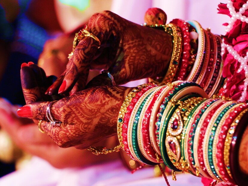  8) पिशाच विवाह : बलात्काराच्या कृत्यासारखा असलेला हा सर्वात क्रूर विवाह प्रकार आहे. यात एक पुरुष एखाद्या स्त्रीला फसवून, ती झोपलेली असताना, नशेत असताना किंवा मानसिकरित्या अस्वस्थ असताना तिच्याशी लैंगिक संबंध ठेवतो. अशा कृत्याच्या लाजपणामुळे मुलगी आणि तिच्या पालकांना त्या पुरुषाशी लग्न करण्यास संमती द्यावी लागते. पैशाच म्हणजे रात्री वाईट वागणारा माणूस. आधुनिक युगात आयपीसीच्या कलम 376 अंतर्गत हा एक दंडनीय गुन्हा आहे. बलात्काराच्या गुन्हेगाराला किमान 7 वर्षांची शिक्षा आणि कधीकधी दंड, तर कधीकधी जन्मठेपही होते.