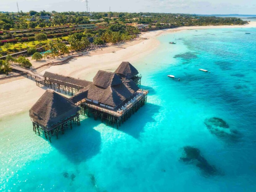  नावरूचे राष्ट्रीय चलन ऑस्ट्रेलियन डॉलर आहे. येथे प्रवाळ खडक आणि पांढऱ्या वाळूचे किनारे आहेत, जे अनेक परदेशी पर्यटकांना आकर्षित करतात. नैसर्गिक सौंदर्याने भरलेला असूनही, राजधानी नसलेला हा देश जगातील एक आश्चर्यकारक अपवाद आहे.