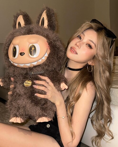 या बाहुल्या 10 वर्षांपूर्वी बनवल्या गेल्या आहेत. तरी अचानक जगभरात तिचा ट्रेंड वाढला आहे. याचं कारण म्हणजे चिनी कंपनी पॉप मार्ट ते अनोख्या पद्धतीने विकत आहे आणि अनेक सेलिब्रिटी या ट्रेंडी बाहुलीसोबत दिसले आहेत.