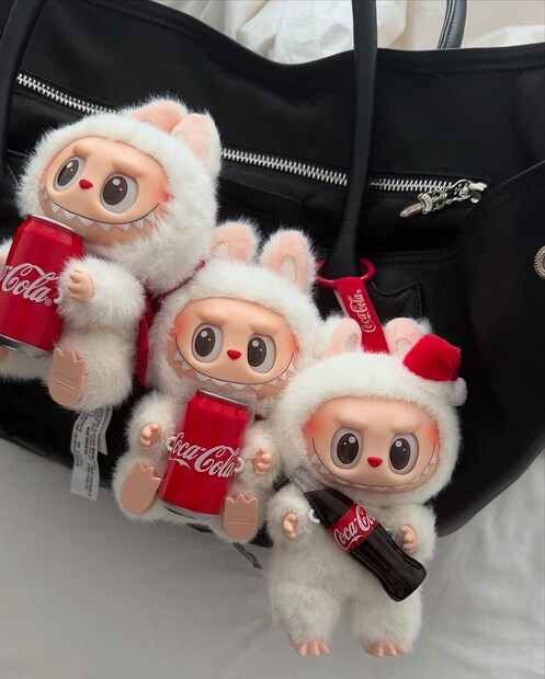 लाबुबू ही हाँगकाँगमधील कलाकार केसिंग लंग यांनी डिझाइन केलेली एक संग्रहणीय आलिशान खेळणी आहे. त्यांनी 2015 मध्ये डिझाइन केलेलं हे विचित्र पण आकर्षक पात्र 2019 मध्ये कंपनीने जागतिक स्तरावर लाँच केलं होतं. खरं तर ते 2015 च्या 'द मॉन्स्टर' या पुस्तक मालिकेतील एक पात्र आहे. जो नॉर्डिक पौराणिक कथांपासून प्रेरित आहे. हे एक काल्पनिक, खोडकर पण दयाळू एल्फसारखे पात्र आहे ज्याचे डोळे मोठे, टोकदार कान आणि नऊ टोकदार दात असलेले हास्य असलेलं तोंड.