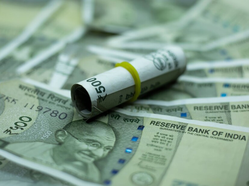 तुमचे पैसे खाणारा 'विलेन' - महागाई : महागाई दरवर्षी वस्तूंच्या किमती वाढवते आणि तुमच्या पैशाची क्रयशक्ती कमी होते. भारतात सरासरी महागाई दर 5-6% आहे. जर आपण 6% चा दर आधार म्हणून घेतला तर आज 100 रुपयांची किंमत असलेली वस्तू पुढच्या वर्षी 106 रुपये होईल. हाच 'विलेन' तुमच्या रिटायरमेंट प्लॅनिंगला बिघडवू शकतो. 