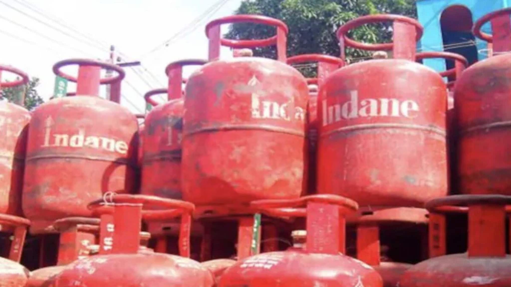 LPG Cylinder Price: डिसेंबर महिन्याच्या सुरुवातीला स्वस्त झाला LPG गॅस सिलिंडर, किती रुपयांना मिळणार झटपट चेक करा दर