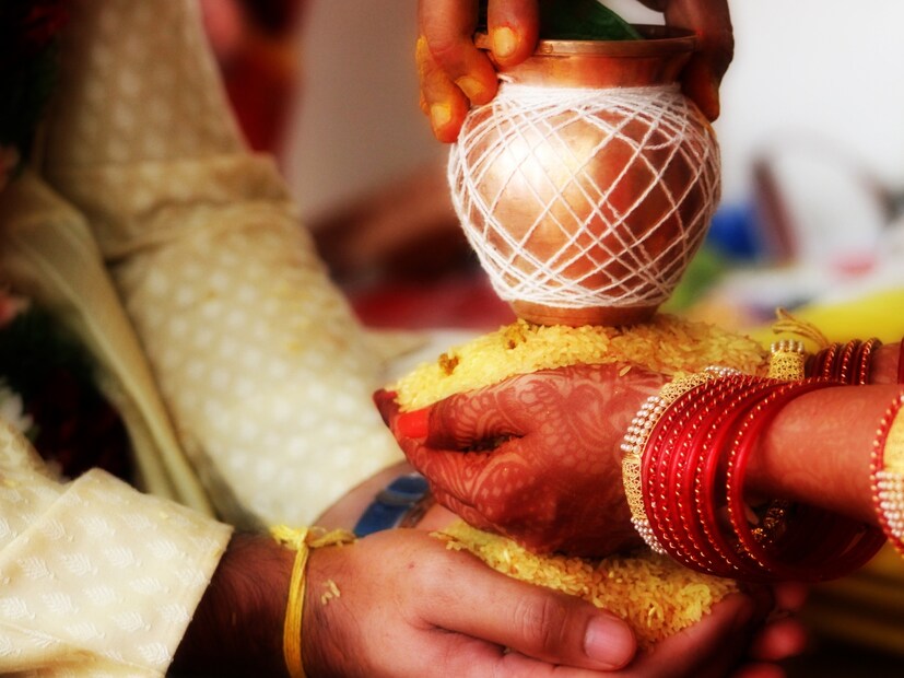  वैदिकपूर्व आणि वैदिक काळात हिंदू विवाहाचे अनेक प्रकार होते. पण 1955 च्या हिंदू विवाह कायद्यानंतर, भारतात हिंदूंमध्ये केवळ एकपत्नीत्व (मोनोगॅमी) हाच विवाहित विवाह प्रकार राहिला. हा कायदा वैध हिंदू विवाहासाठी अटी नमूद करतो आणि एकपत्नीत्व ही सर्वात महत्त्वाची अट आहे.