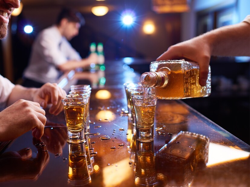  या देशात दारू खरेदी करण्यासाठी सरकारने बनवलेल्या नियमांचे पालन करणे आवश्यक आहे. जगामध्ये असे अनेक देश आहेत जिथे दारू पिण्यास पूर्णपणे बंदी आहे, तरीही लोक दारूची तस्करी करतात किंवा गुपचूप सेवन करतात. पण ज्या देशाबद्दल आपण बोलत आहोत, तिथे दारू खरेदी करण्यासाठी पत्नीची परवानगी घेणे आवश्यक आहे.