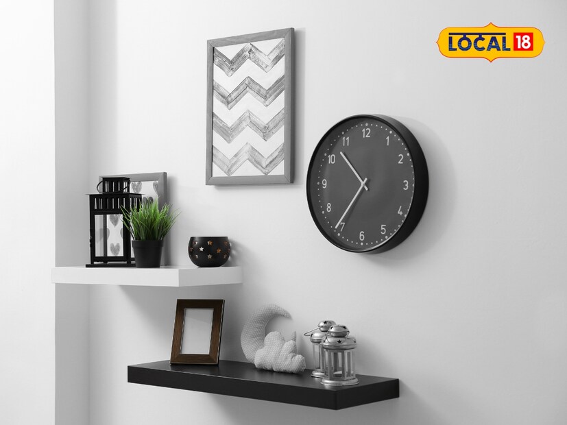  वास्तुशास्त्रानुसार, घरात गोल किंवा चौरस आकाराची घड्याळं लावणं अधिक शुभ मानलं जातं. अशा घड्याळांचा प्रभाव घरात सुसंवाद आणि स्थिरता निर्माण करणारा असतो. उलट, विचित्र किंवा तुटकट आकाराच्या घड्याळांमुळे घरातील सकारात्मक ऊर्जा अडथळलेली राहते.