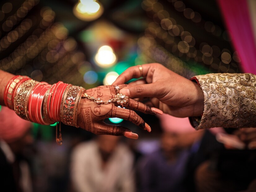  त्यानंतर सोनामचा शोध सुरू झाला. पण आता सोनाम जिवंत सापडली आहे. मात्र, सोनामनेच राजाची हत्या केल्याची बातमी समोर आली आहे. आता एका अहवालातून अशी माहिती उघड झाली आहे की, भारतातील अशी कोणती 5 राज्यं आहेत जिथे पत्नी आपल्या पतीच्या हत्येच्या गुन्ह्यात सहभागी झाल्या आहेत. पोलिसांनी नोंदवलेल्या केसेसच्या आधारे ही माहिती समोर आली आहे.