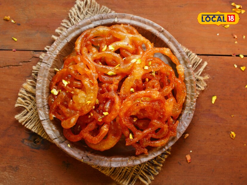  तुम्हाला गोड खायला आवडत असेल, तर ही बातमी तुमच्यासाठी खास आहे. जर तुम्ही सकाळी लवकर जिलेबी खाल्ली, तर त्याचे खूप फायदे होतील. जिलेबी तणाव कमी करते आणि मनाला शांती देते. जिलेबी खाल्ल्याने शरीरातील आनंदी हार्मोन्स (सेरोटोनिन) ची पातळी वाढते, ज्यामुळे मानसिक थकवा आणि तणावापासून आराम मिळतो. यामुळे तुम्हाला दिवसभर आनंदी वाटेल.