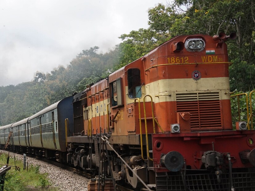  पूर्वी, जेव्हा गाडी स्थानकावर थांबलेली असे, तेव्हा प्रवाशांना शौचालय वापरू नका असे सांगितले जायचे. यासाठी एक फलकही लावलेला असे. कारण स्थानकावर गाडी थांबलेली असताना कोणी शौचालय वापरल्यास, ते थेट फलाटावर पडायचे, ज्यामुळे प्रवाशांना आणि साफसफाई कर्मचाऱ्यांना मोठी अडचण व्हायची. याशिवाय, गंभीर आजार पसरण्याचा धोकाही होता.