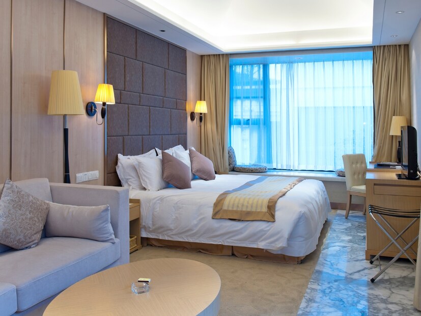  याबद्दल आधीच माहिती करून घेणे किंवा हॉटेलमध्ये पोहोचल्यावर स्पष्टपणे विचारणे सर्वात चांगले आहे, जेणेकरून नंतर कोणतीही अडचण येऊ नये. या अशा वस्तू आहेत ज्यांचा एकदाच वापर करता येतो. यात शॅम्पू, बॉडी वॉश, टूथपेस्ट, ब्रश, बॉडी लोशन, हेअर ऑईल, टॉयलेट पेपर, स्लीपर्स (चप्पल) इत्यादींचा समावेश होतो. जर तुम्ही त्यांचा वापर केला नसेल, तर तुम्ही त्या सोबत घेऊन जाऊ शकता.