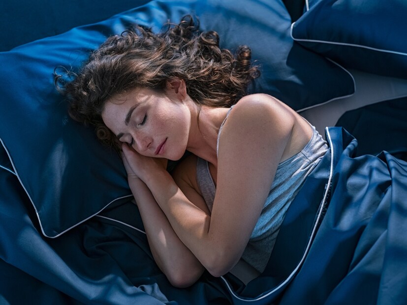  चांगल्या आरोग्यासाठी पुरेशी झोप आवश्यक आहे. रात्री पुरेशी झोप न मिळाल्यास हृदयविकाराचा झटका, डिप्रेशन, थकवा आणि कर्करोगासारखे गंभीर आजारही होऊ शकतात.