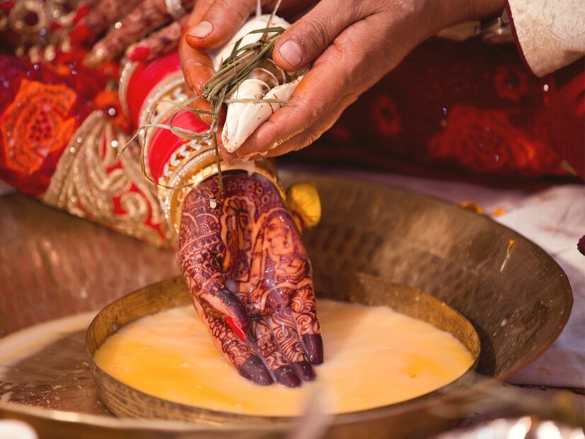  1) ब्रह्म विवाह : ब्रह्म विवाह हा भारतात मोठ्या प्रमाणावर स्वीकारलेला आणि मान्यताप्राप्त विवाह प्रकार आहे आणि आज तोच एकमेव प्रचलित प्रकार आहे. या विवाहात मुलीला दागदागिने घालून सन्मानित केले जाते. मनुस्मृतीमध्येही याच्या महत्त्वाचा उल्लेख आहे, ज्यानुसार ब्रह्म विधीनुसार विवाह केलेल्या पत्नीचा मुलगा आपल्या दहा पूर्वजांना आणि वंशजांना मुक्ती देतो. याचा अर्थ अशा मुलाची सद्गुण कर्मे त्याच्या दहा पिढ्यांतील पूर्वजांना आणि वंशजांना मुक्ती किंवा उन्नती करण्यास मदत करतात, ज्यामुळे त्यांना चांगली आध्यात्मिक स्थिती प्राप्त होते, कदाचित मोक्ष किंवा पुनर्जन्माच्या चक्रातून मुक्ती मिळते.