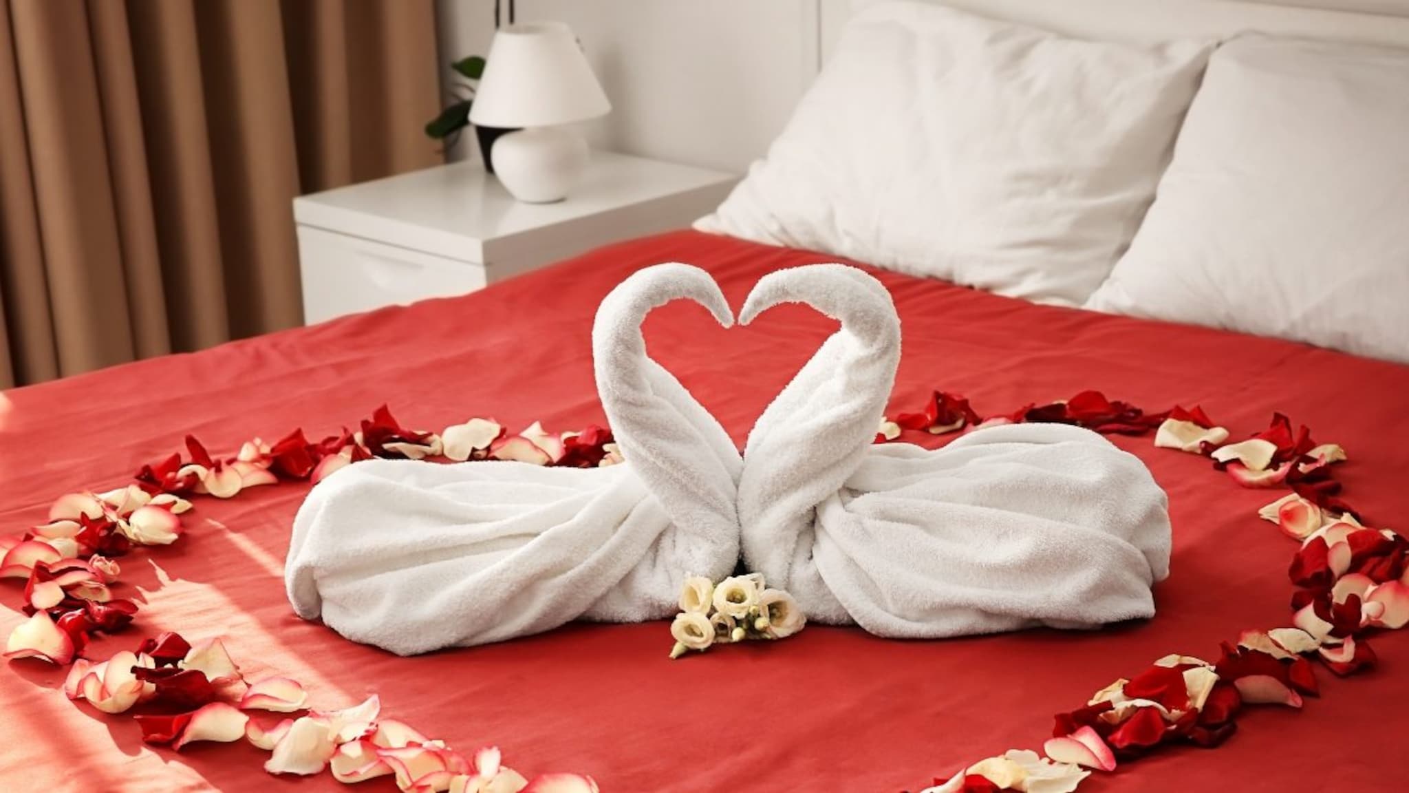 फुलं, रोमान्स आणि परंपरा: लग्नाच्या पहिल्या रात्री अंथरूण फुलांनी का सजवतात?