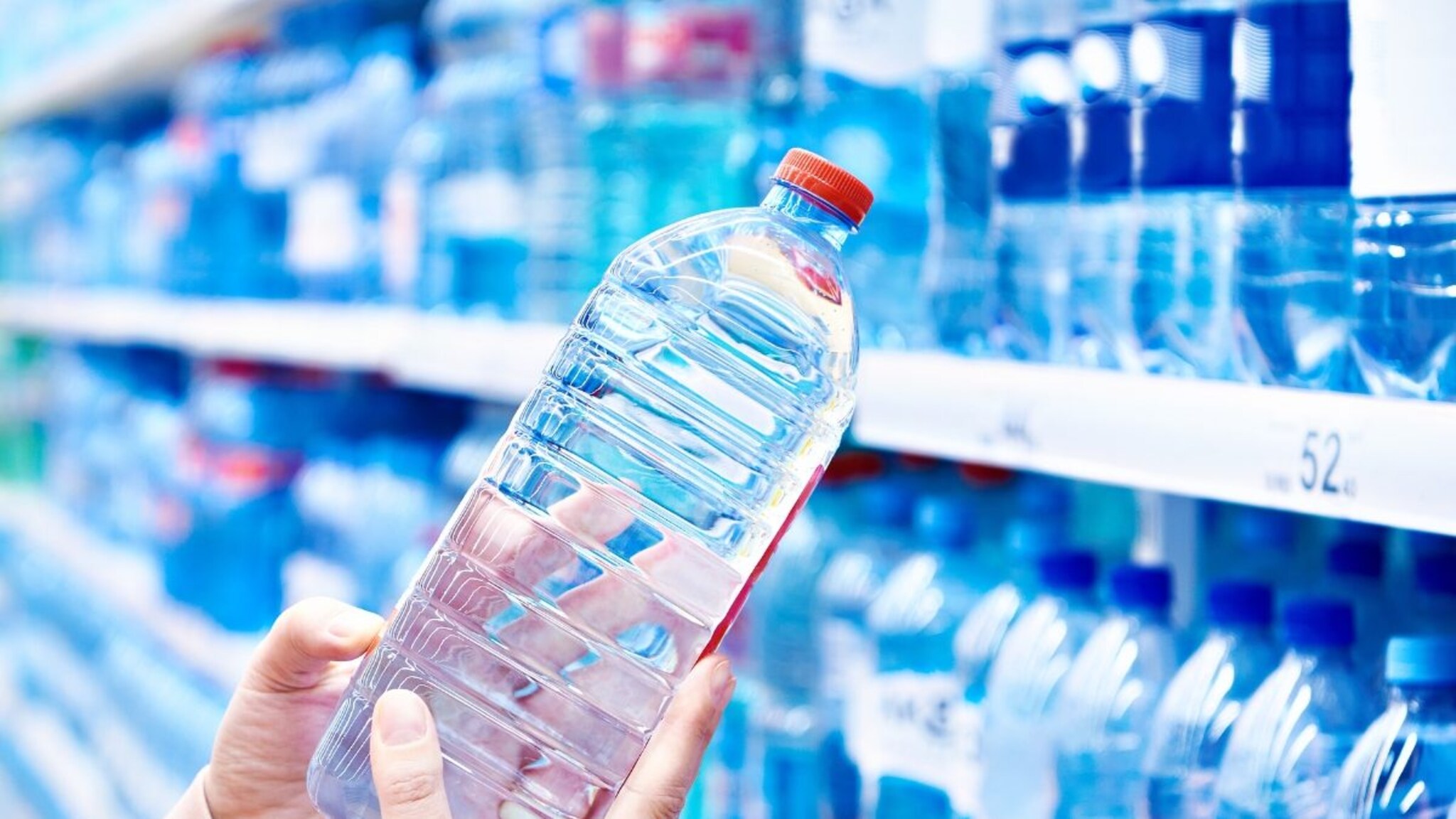 प्रवासात बाटलीबंद पाणी घेताय? त्यातील नळाचं की मिनरल 'कसं' ओळखाल? बाटलीवरचं 'हे' कोडिंग नक्की वाचा...