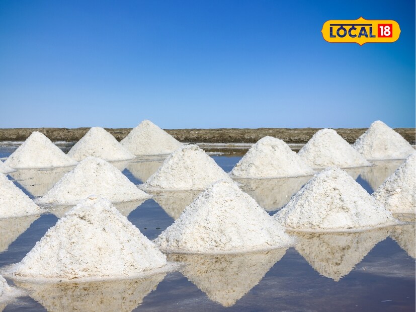  येथे, खाऱ्या पाण्याची मोठ्या जलाशयांमध्ये (तलावांमध्ये) साठवण केली जाते. त्यानंतर तीव्र सूर्यप्रकाशामुळे पाणी सुकते आणि त्याच्या पृष्ठभागावर मिठाचा पांढरा थर जमा होतो. यानंतर, मीठ उत्पादक पारंपारिक औजारांनी हा थर खरडून काढतात आणि ढिगाऱ्यांमध्ये जमा करतात. हे ढिगारे बाजारात विकल्या जाणाऱ्या मिठाचे रूप घेतात.