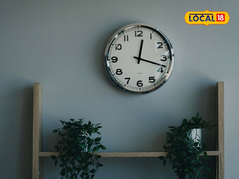  याशिवाय, घड्याळ कायम चालू स्थितीत असणं फार महत्त्वाचं आहे. बंद पडलेली, बंद घड्याळं वास्तुशास्त्रात आळशीपणाचं प्रतीक मानली जातात आणि त्यामुळे घरात अडथळे निर्माण होण्याची शक्यता वाढते. त्यामुळे वेळोवेळी घड्याळांची दुरुस्ती करून त्यांना सक्रिय ठेवणं गरजेचं आहे.