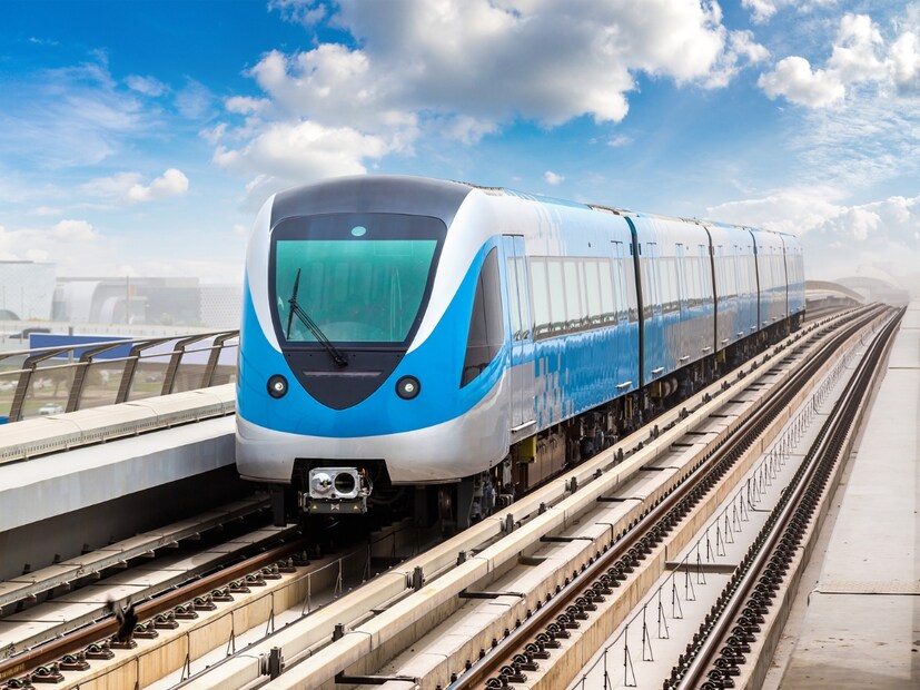  ही समस्या सोडवण्यासाठी रेल्वेने 'कंट्रोल्ड डिस्चार्ज सिस्टीम' आणली, ज्यामुळे परिस्थिती काही प्रमाणात सुधारली. या सिस्टीममध्ये, गाडीचा वेग ताशी 30 किलोमीटरपेक्षा जास्त झाल्यावरच मल बाहेर टाकला जात असे. यामुळे स्थानके स्वच्छ राहू लागली, पण रेल्वे रुळांवर मल पसरण्याची समस्या तशीच राहिली.