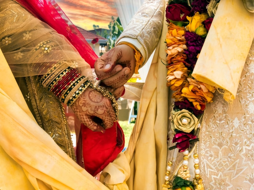  गेल्या काही महिन्यांपासून भारतातून अनेक अशा घटना समोर आल्या आहेत, जिथे पत्नीने आपल्या पतीचा खून केला आहे. सरकारने प्रसिद्ध केलेली गुन्हेगारी आकडेवारी आणि इतर अनेक अहवालांमधून हे समोर आलं आहे की, भारतातील काही राज्यांमध्ये अशा घटनांमध्ये वेगाने वाढ झाली आहे. या केसेसमध्ये पत्नीने आपल्या पतीला मारल्याचं समोर आलं आहे. काही पत्नी स्वतः हत्या करतात, तर काही जण प्लॅन करून दुसऱ्यांकडून पतीला मारून टाकतात.