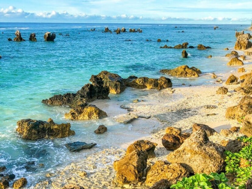  नावरू हा दक्षिण प्रशांत महासागरातील एक छोटा बेट देश आहे, जो 'मायक्रोनेशिया' (Micronesia) चा भाग आहे. यात अनेक लहान आणि मध्यम आकाराची बेटे आहेत. हा देश 'नावरूचे प्रजासत्ताक' (Republic of Nauru) म्हणूनही ओळखला जातो.