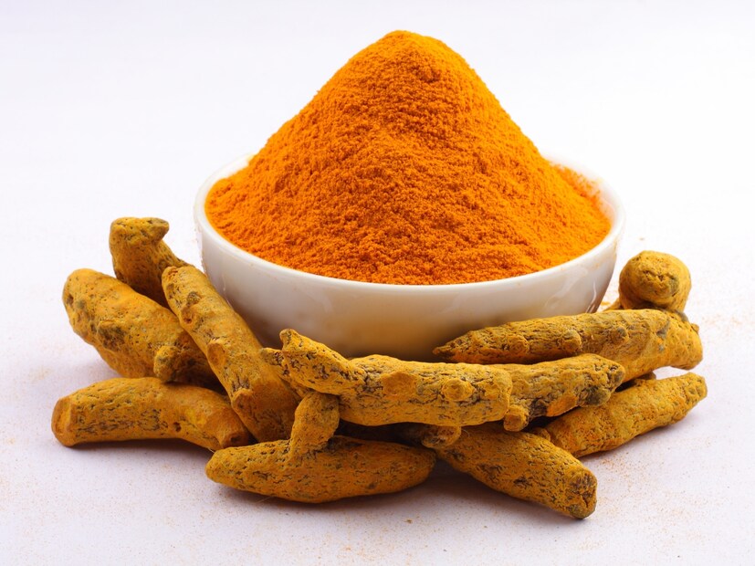 1) घरातील हळद कोणाला देऊ नये - एखादी वस्तू आपण शेजारील लोकांच्याकडून उसनी घेत असतो किंवा देत असतो. पण, सूर्यास्तानंतर घरातील हळद कोणालाही देणं टाळा. हळद सायंकाळच्या वेळी कोणाला देणं म्हणजे घराची सुबत्त घालवण्यासमान आहे. हळदीचा संबंध थेट गुरू ग्रहाशी आहे, त्यामुळे गुरुची स्थिती आपण कमी करतो.