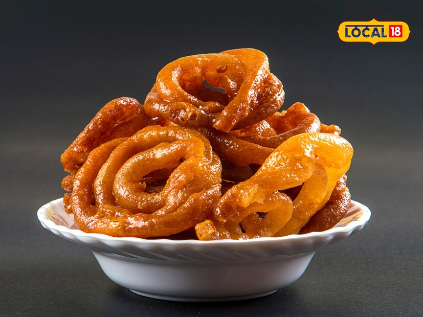  जिलेबी दिसायला जितकी सुंदर आहे, तितकीच ती खाण्यासाठीही फायदेशीर आहे. हाताला किंवा पायाला ओरखडा आल्यास ती जखम लवकर बरी करते. शरीरातील खाज सुटण्यापासूनही ती प्रतिबंध करते. गरम दुधासोबत जिलेबी खाल्ल्याने दमा, सर्दी आणि खोकलाही बरा होऊ शकतो. तसेच, ती मन एकाग्र करण्यासही मदत करते.