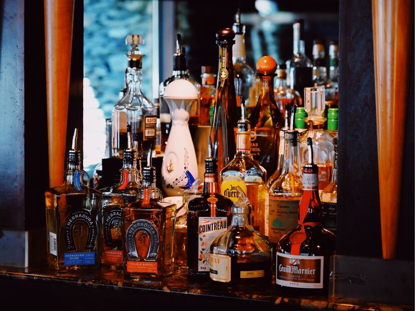  तुम्हाला हे जाणून आश्चर्य वाटेल की, पेनसिल्व्हेनिया (Pennsylvania) हा जगातील एकमेव देश आहे, जिथे तुम्हाला दारू विकत घ्यायची असेल, तर आधी तुमच्या पत्नीची परवानगी घ्यावी लागते. मीडिया रिपोर्ट्सनुसार, इथे पत्नीच्या परवानगीशिवाय दारू मिळत नाही.