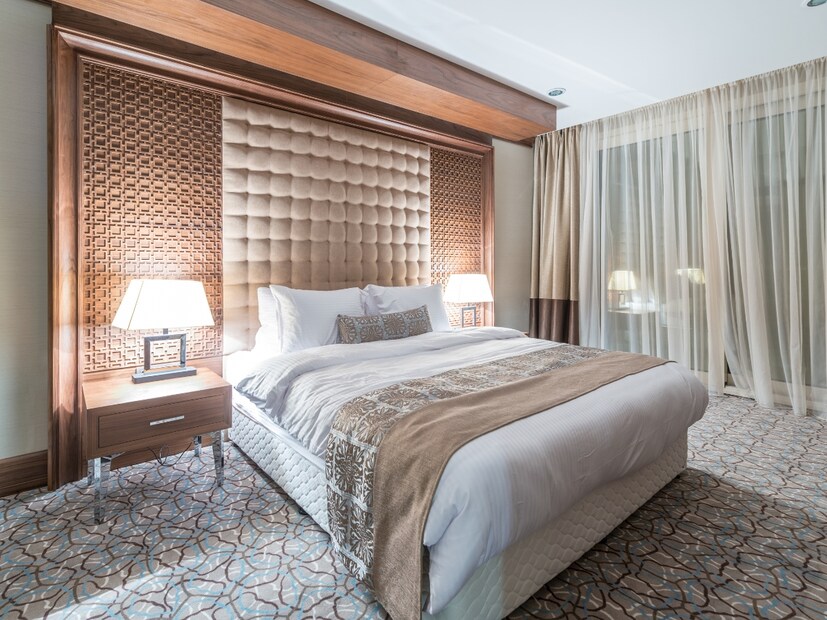  पण एवढ्या सोयी-सुविधा असूनही, हॉटेलच्या खोल्यांमध्ये भिंतीवर किंवा टेबलावर घड्याळं का नसतात? यामागे काही खास कारणं आहेत. चला तर मग, ती कारणं कोणती, ते पाहूया...